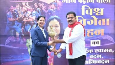 उपमुख्यमंत्री विजय शर्मा मिले वर्ल्ड कप विजेता भारतीय महिला क्रिकेट टीम की फिजियोथेरेपिस्ट आकांक्षा सत्यवंशी से; दी शौर्य के प्रतीक के रूप में गदा, कहा हनुमान जी की सदैव रही कृपा