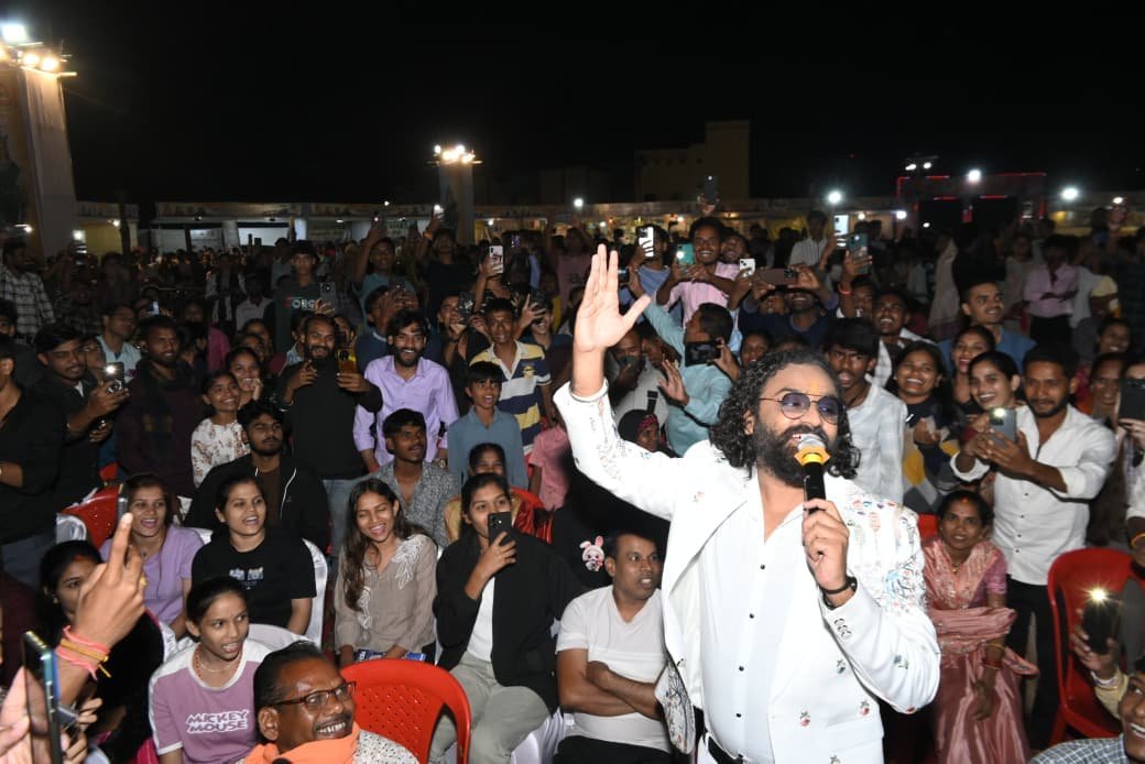 राज्योत्सव रजत जयंती के दूसरे दिन छाया छत्तीसगढ़ी गीत-संगीत का जादू, प्रसिद्ध गायक अनुराग शर्मा ने मधुर अवाज से मोहा दर्शकों का मन